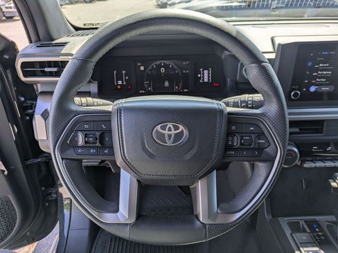 Used 2025 Toyota 4Runner SR5 AWD/4WD image 18