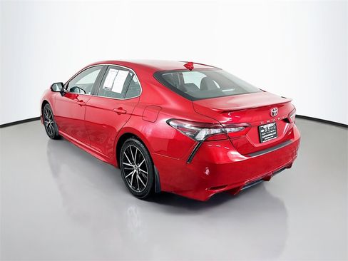Used 2021 Toyota Camry SE image 5