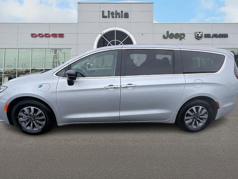 Used 2024 Chrysler Pacifica Select image 3