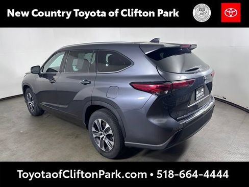 Used 2020 Toyota Highlander XLE AWD/4WD image 5