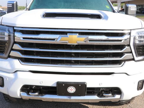 Used 2024 Chevrolet Silverado 2500 High Country w/ Technology Package AWD/4WD image 2