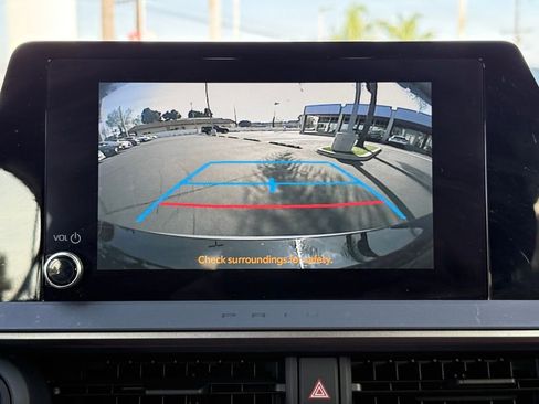 Used 2024 Toyota Prius Prime SE FWD image 28