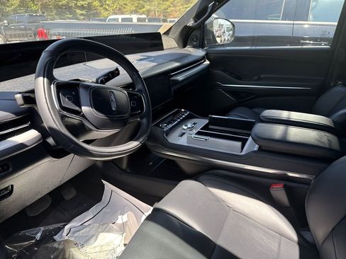 Used 2025 Lincoln Navigator Reserve w/ Jet Appearance Package image 10