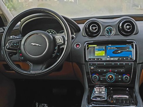 Used 2019 Jaguar XJ L Supercharged image 11