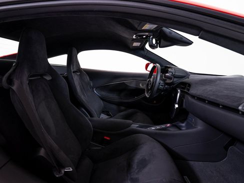 Used 2024 McLaren Artura RWD image 18