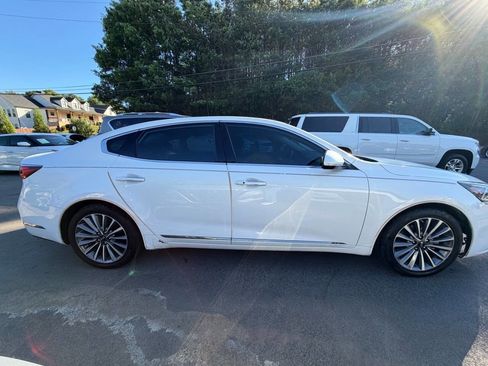 Used 2017 Kia Cadenza Premium w/ Luxury Package FWD image 4