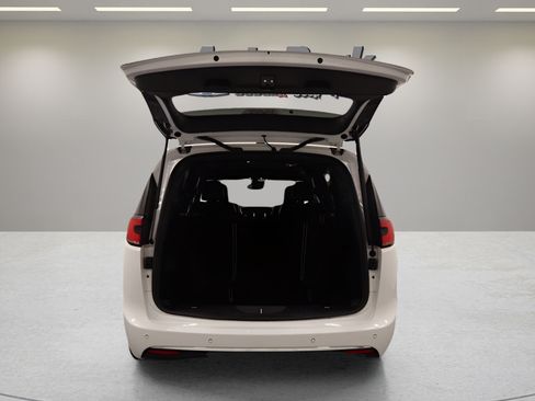 Certified 2025 Chrysler Pacifica Select FWD image 19