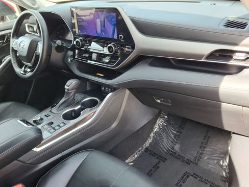 Used 2023 Toyota Highlander L image 15