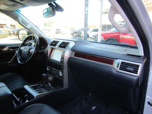 Used 2017 Lexus GX 460 image 11