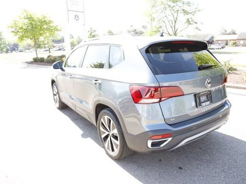 Used 2022 Volkswagen Taos SE w/ Panoramic Sunroof Package AWD/4WD image 4