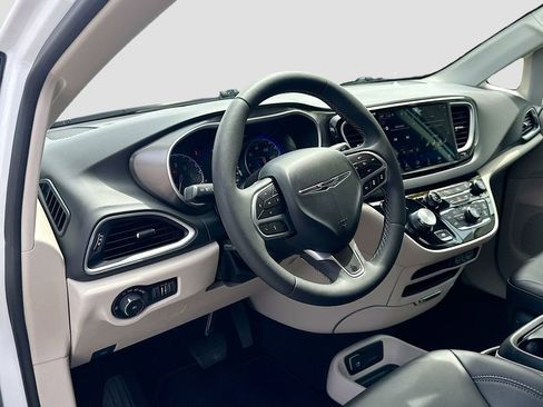 Used 2024 Chrysler Pacifica Touring-L image 31