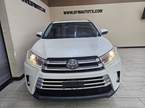 Used 2019 Toyota Highlander Limited Platinum FWD image 3