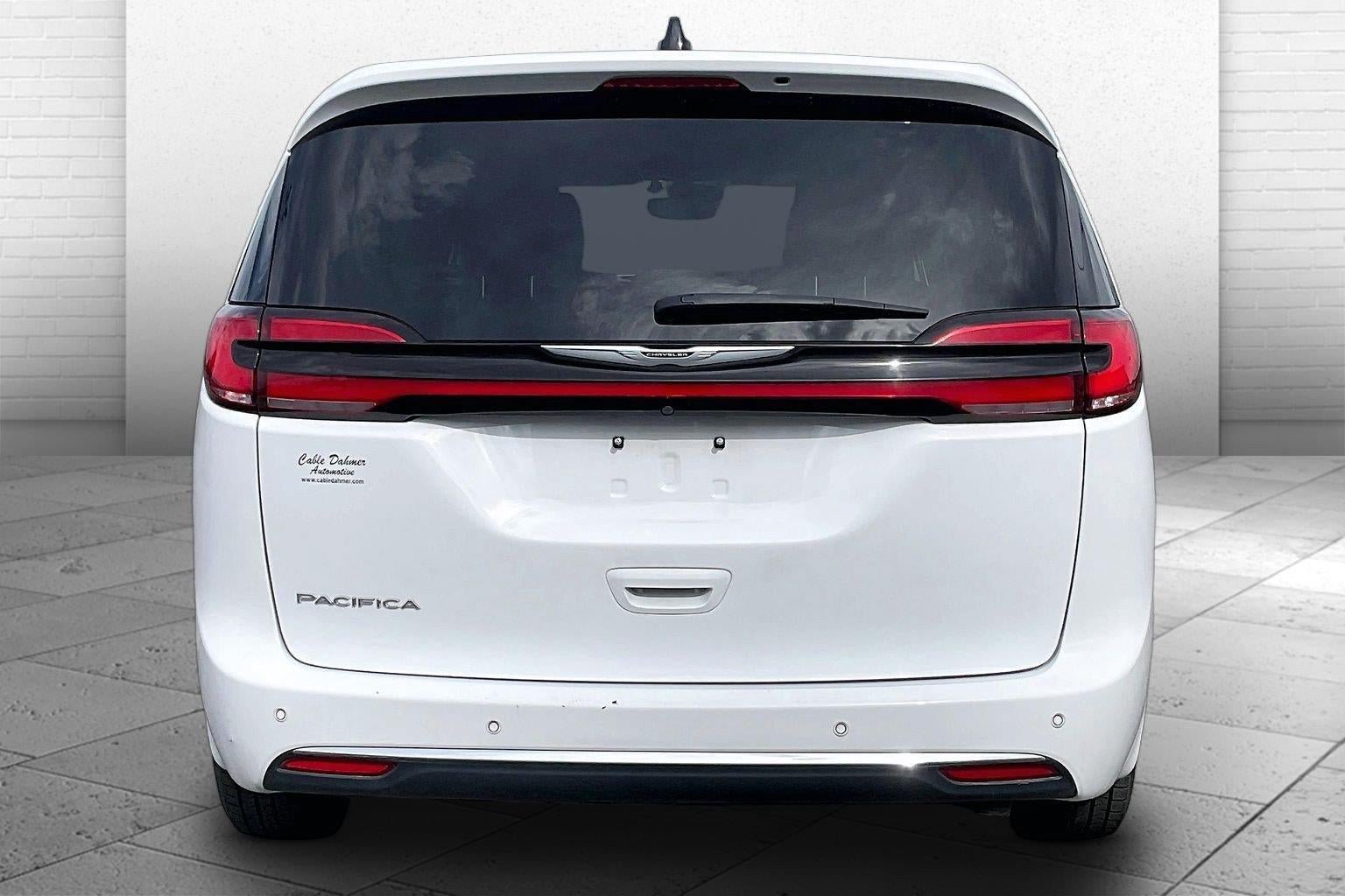 Used 2024 Chrysler Pacifica Touring-L FWD image 3
