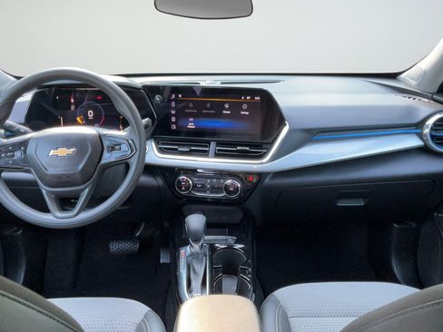 Used 2025 Chevrolet Trax LT FWD image 12