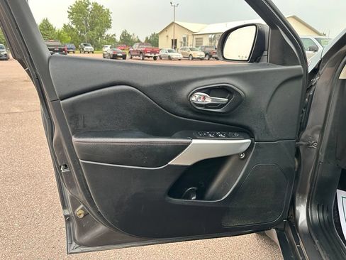 Used 2018 Jeep Cherokee Trailhawk AWD/4WD image 11