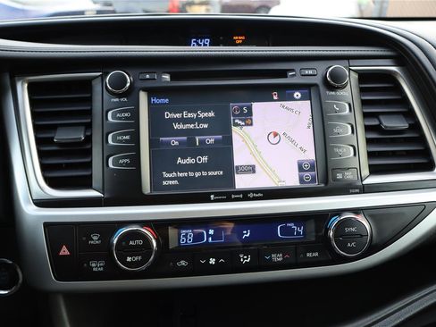 Used 2019 Toyota Highlander SE w/ Nightshade Edition image 19