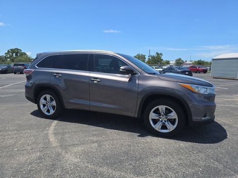 Used 2014 Toyota Highlander Limited w/ Driver Technology Package FWD image 2