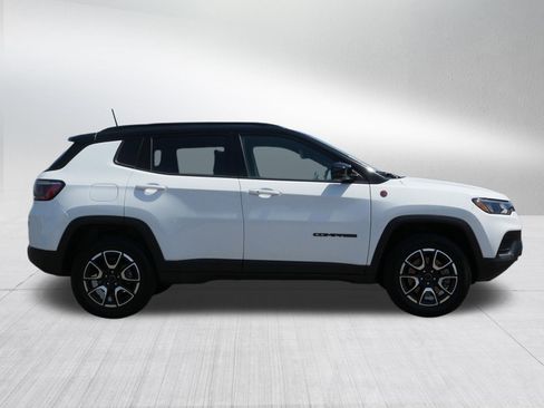Used 2025 Jeep Compass Trailhawk AWD/4WD image 8