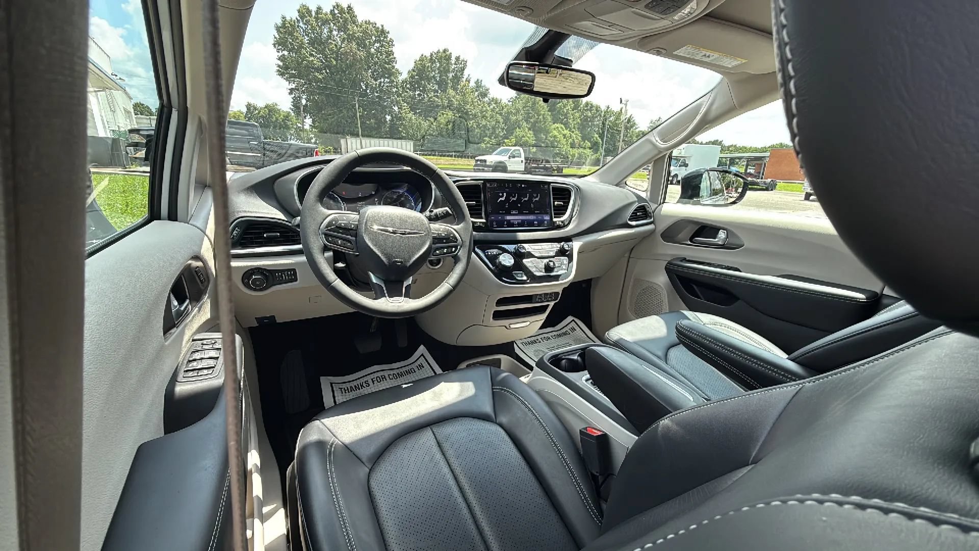 Used 2024 Chrysler Pacifica Touring-L FWD image 15