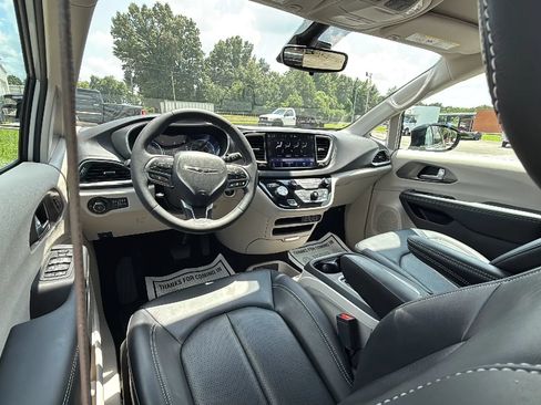 Used 2024 Chrysler Pacifica Touring-L FWD image 15