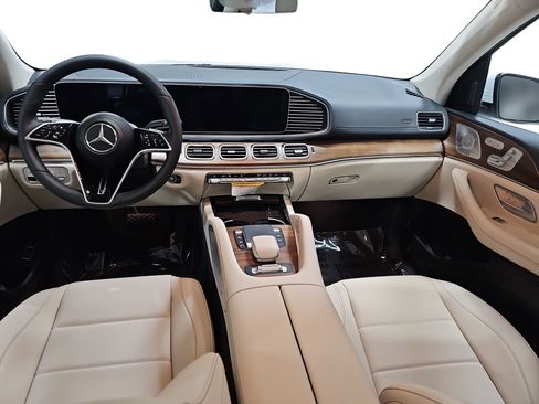 Used 2026 Mercedes-Benz GLS 450 4MATIC image 10