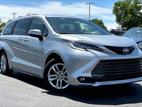Used 2025 Toyota Sienna Limited AWD/4WD image 3