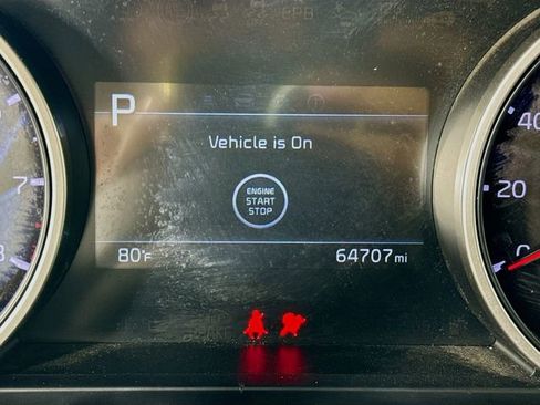 Used 2023 Kia Carnival LX image 12