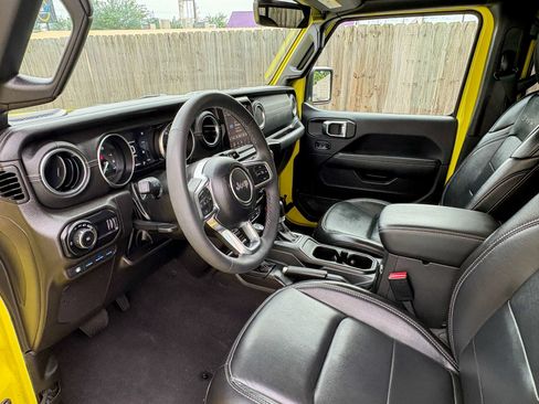 Used 2023 Jeep Wrangler Unlimited Sahara w/ Cold Weather Group AWD/4WD image 6