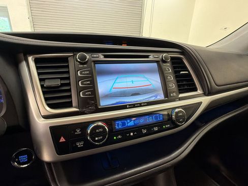 Used 2019 Toyota Highlander SE FWD image 25