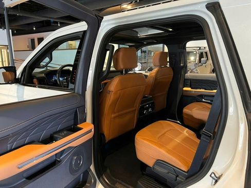 Used 2024 Ford Expedition Platinum image 11