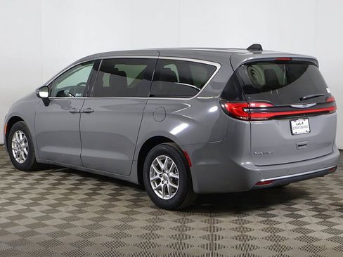 Used 2023 Chrysler Pacifica Touring-L image 10