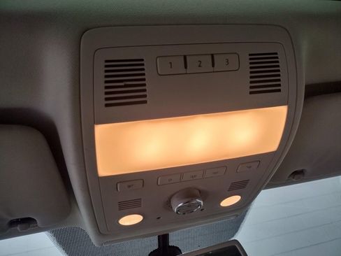 Used 2012 Volkswagen Touareg TDI image 26