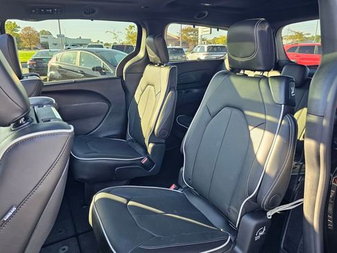 New 2026 Chrysler Pacifica Limited w/ Uconnect Theater Family Group image 30