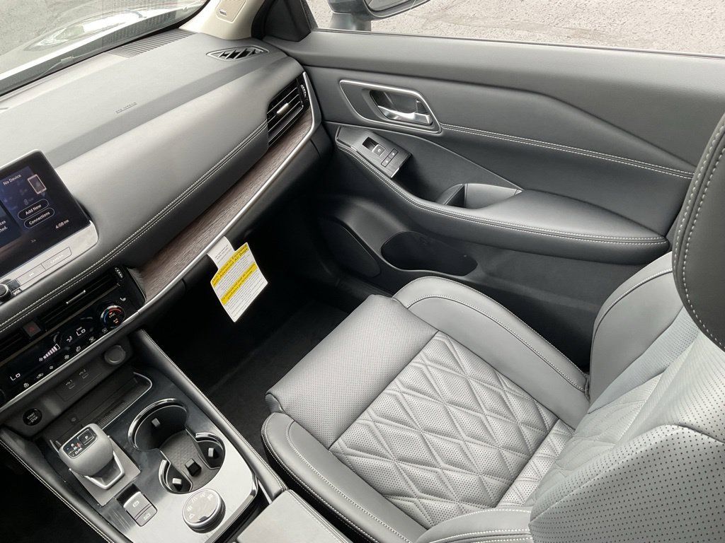 Used 2025 Nissan Rogue Platinum AWD/4WD image 18