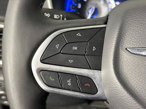 Used 2025 Chrysler Pacifica Select FWD image 23