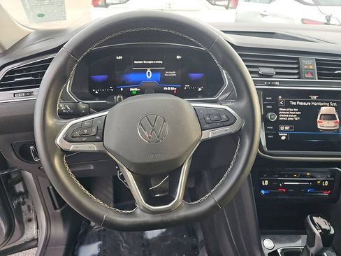 Used 2023 Volkswagen Tiguan SE w/ Panoramic Sunroof Package FWD image 12