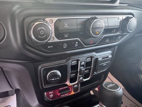 Used 2023 Jeep Gladiator Mojave w/ Trailer Tow Package AWD/4WD image 38