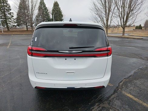 Used 2024 Chrysler Pacifica Touring-L image 5