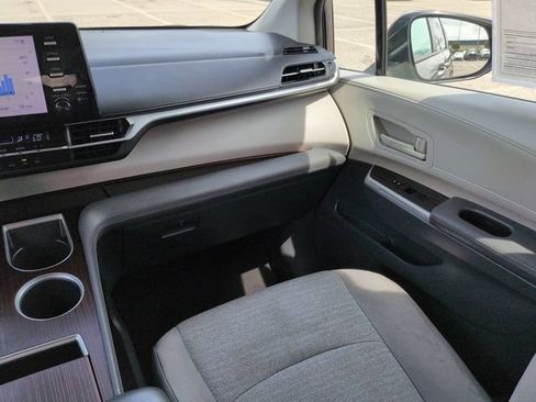 Certified 2022 Toyota Sienna LE AWD/4WD image 17