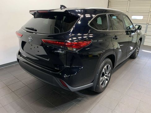 Used 2023 Toyota Highlander XLE image 3