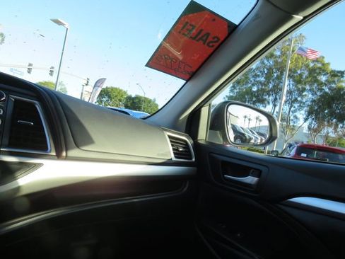 Used 2019 Toyota Highlander XLE image 32