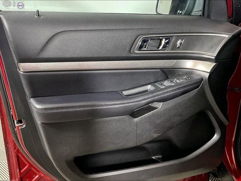 Used 2018 Ford Explorer XLT FWD image 18