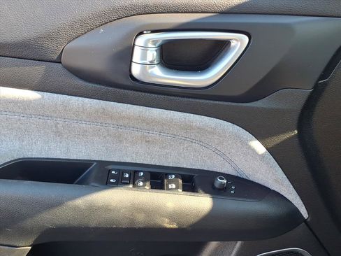 Used 2024 Jeep Compass Latitude image 23