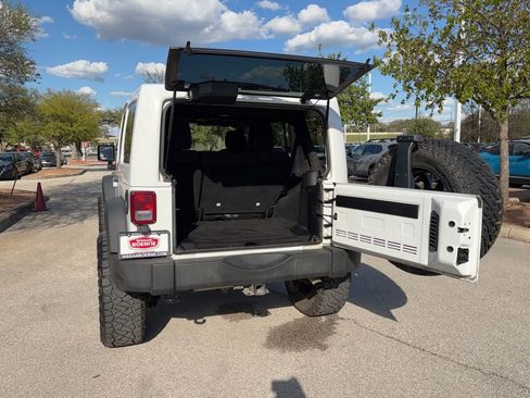 Used 2015 Jeep Wrangler Unlimited Rubicon w/ Connectivity Group image 28