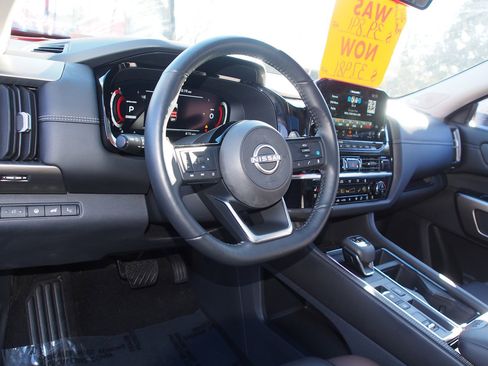 Used 2023 Nissan Pathfinder Platinum w/ Black Appearance Package image 17