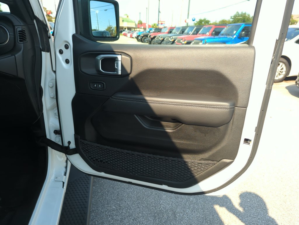 Used 2022 Jeep Wrangler Unlimited Sahara AWD/4WD image 31