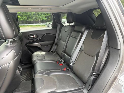 Used 2019 Jeep Cherokee Limited w/ Luxury Group AWD/4WD image 6