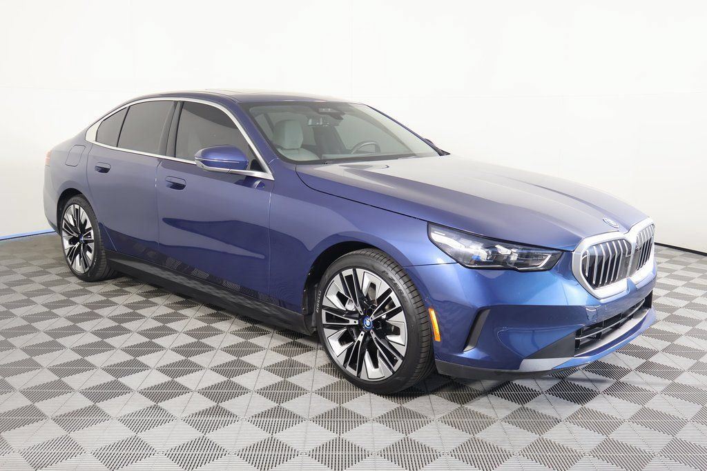 Used 2024 BMW i5 eDrive40i w/ Premium Package RWD image 3