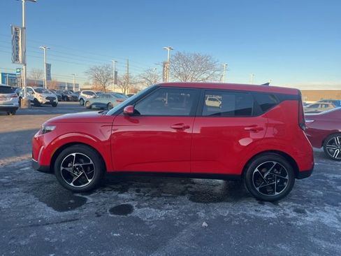 Used 2023 Kia Soul EX image 3