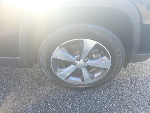 Used 2020 Jeep Cherokee Limited image 9